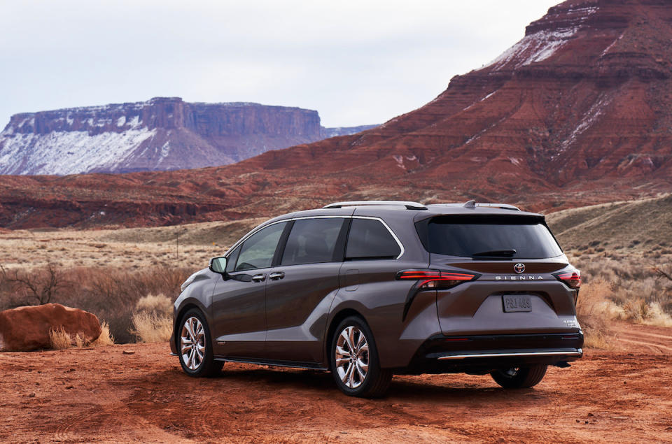 2021_Toyota_Sienna_Platinum_05.jpg