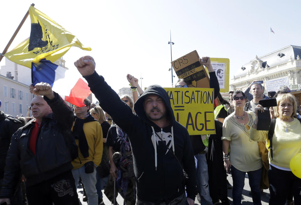 Manifesatntes chalecos amarillos marchan y gritan consignas en Niza, en el sur de Francia, el sábado 23 de marzo del 2019. (AP Foto/Claude Paris)