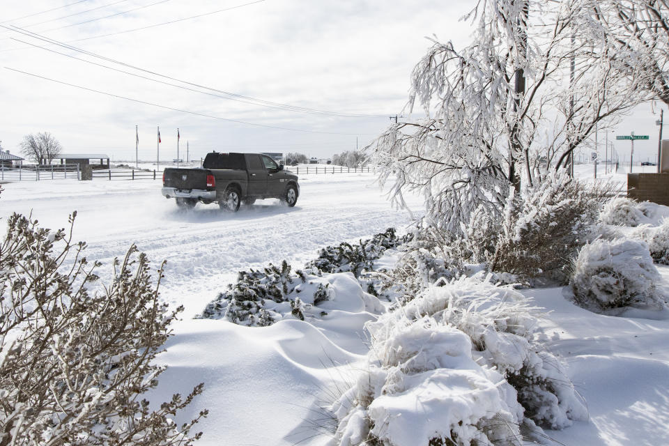 Nieve y hielo cubren parte de la Avenida Grandview y la Calle Charles Walker, el lunes 15 de febrero de 2021 en Odessa, Texas. (Jacob Ford/Odessa American via AP)