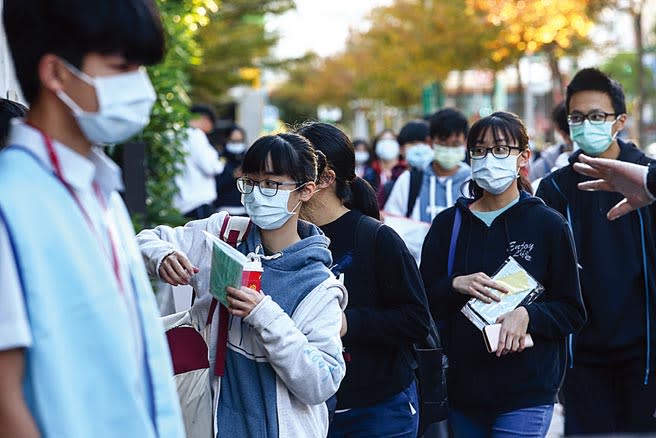 學測五標出爐，被稱為史上最難的數學，頂標則從去年14級分大幅降為今年的11級分，圖為今年學測，考生排隊進場。（本報資料照片）