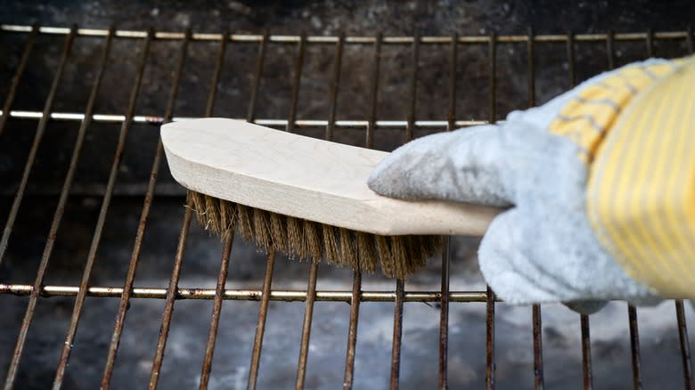 Brush cleaning grill grates