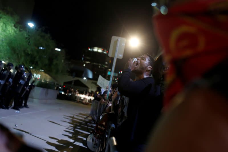 Donshay Johnson pide a la policía que le permita hablar con el jefe de policía de Phoenix mientras los manifestantes se concentran frente a la sede de la policía de Phoenix