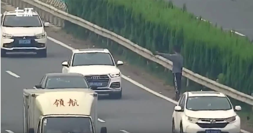 大陸一名男子被父母遺忘在高速公路，情急之下只好攔車求助。（圖／翻攝自澎湃新聞）