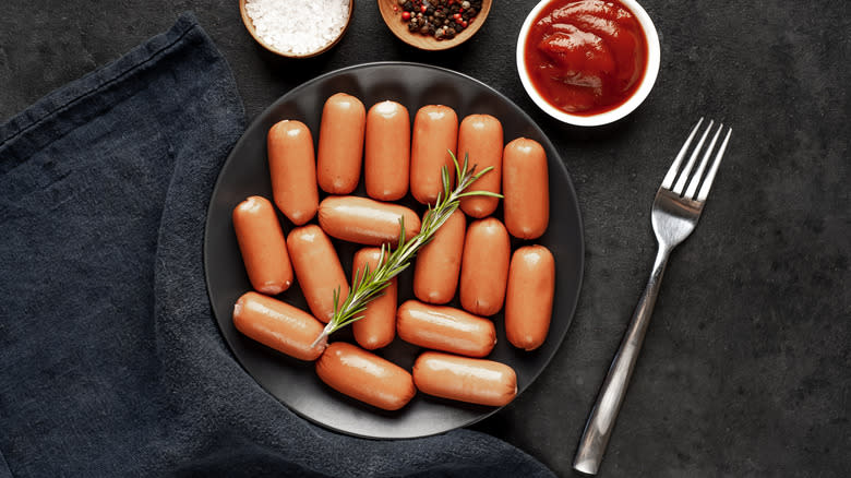 Cocktail sausages on a plate