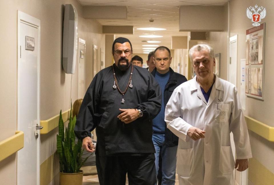 US actor Steven Seagal visited victims of the Moscow hall shooting (Russian Health Ministry)