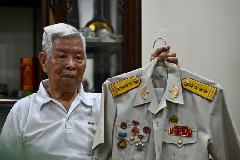 Hoang Vinh, un vétéran vietnamien de la bataille de Dien Bien Phu en 1954, avec son uniforme et ses médailles, chez lui à Hanoï le 24 avril 2024 (Nhac NGUYEN)