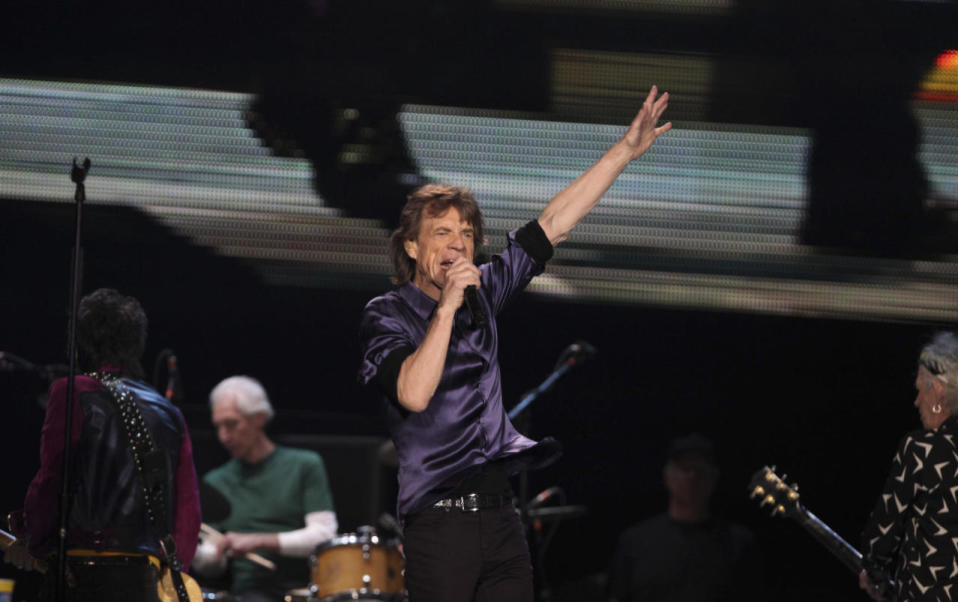 Jagger interactuó con el público que se dio cita en el Foro Sol, e incluso hizo bromas sobre Sean Penn y su polémica entrevista con Joaquín “El Chapo” Guzmán. “Sean Penn vino a verme al hotel, pero me le escapé, dijo en español.