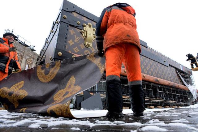 Giant Louis Vuitton trunk kicked out of Moscow