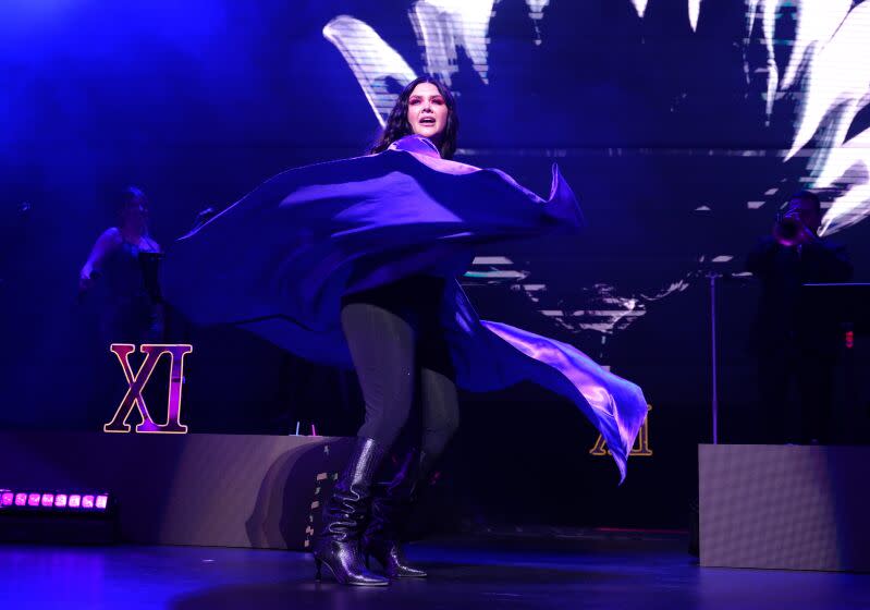 Yuridia durante su presentación en el Youtube Theater de Inglewood el 9 de noviembre como parte de su gira Pa' luego es tarde USA Tour.
