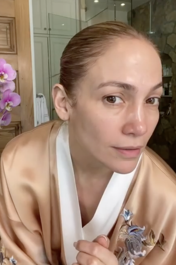 Jennifer Lopez Went Makeup-Free on Christmas With Her Family – StyleCaster