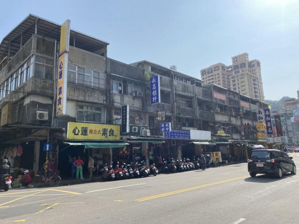 新北市新店區老舊閒置未使用的惠國市場申請都更改建多目標使用案審議通過，將改建嶄新大樓。　（新北市府城鄉局提供）