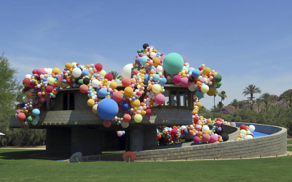 En esta foto del 8 de junio de 2017, la casa de David y Gladys Wright en Phoenix, Arizona, cubierta de globos. La casa diseñada por el prominente arquitecto Frank Lloyd Wright se vendió por 7,25 millones de dólares, reportó el lunes 31 de agosto del 2020 The Arizona Republic. (AP Foto/Astrid Galvan, Archivo)