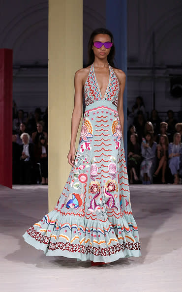 El vestido del verano. Creemos que este espectacular y colorido maxidress de la firma Temperley será el vestido de la próxima temporada. Los bordados y la caída de este diseño nos han dejado boquiabiertas. - Foto: John Phillips/Getty Images