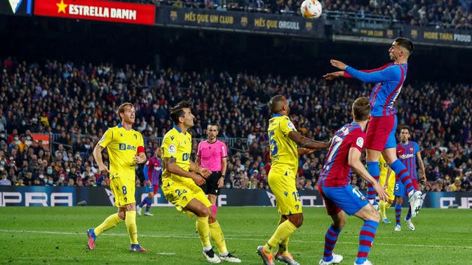 Barcelona keok 0-1 dari Cadiz pada laga pekan ke-32 La Liga di Camp Nou, Selasa (19/4/2022) dini hari WIB. (AP Photo/Joan Monfort)