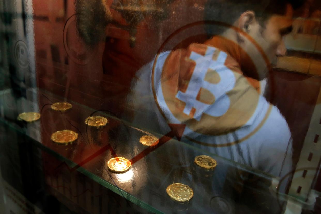 <p>Un hombre usa un cajero automático Bitcoin en Hong Kong. Coinbase, el cambio de moneda digital, busca convertirse en una empresa que cotice en bolsa, una medida que algunos consideran un comienzo para ayudar a que las criptomonedas obtengan una mayor aceptación generalizada. Coinbase Global Inc., en una presentación ante la Comisión de Bolsa y Valores, está buscando una cotización directa, lo que permitiría a los trabajadores e inversores de la empresa convertir sus participaciones en acciones. </p> (Foto AP / Kin Cheung, archivo)