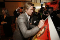 Brad Pitt firma un afiche en el almuerzo de nominados a la 92ª entrega de los Premios de la Academia en el Hotel Loews el lunes 27 de enero de 2020 en Los Angeles. (Foto Danny Moloshok/Invision/AP)