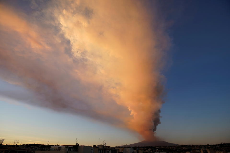  歐洲最活躍的火山埃特納（Mount Etna）噴出火山灰。圖片來源：Reuters。
