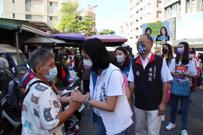 國民黨高雄市長候選人柯志恩近期勤跑基層，四處拜票爭取選民認同，她7日上午前往高雄三民區獅湖早市拜票。（洪浩軒攝）