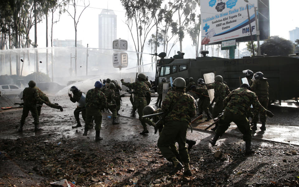 <p>Riot police use stones to disperse the convoy of Kenyan opposition leader Raila Odinga of the National Super Alliance (NASA) coalition as they attempt to access the Uhuru Park grounds upon his return in Nairobi, Kenya, Nov. 17, 2017. (Photo: Thomas Mukoya/Reuters) </p>