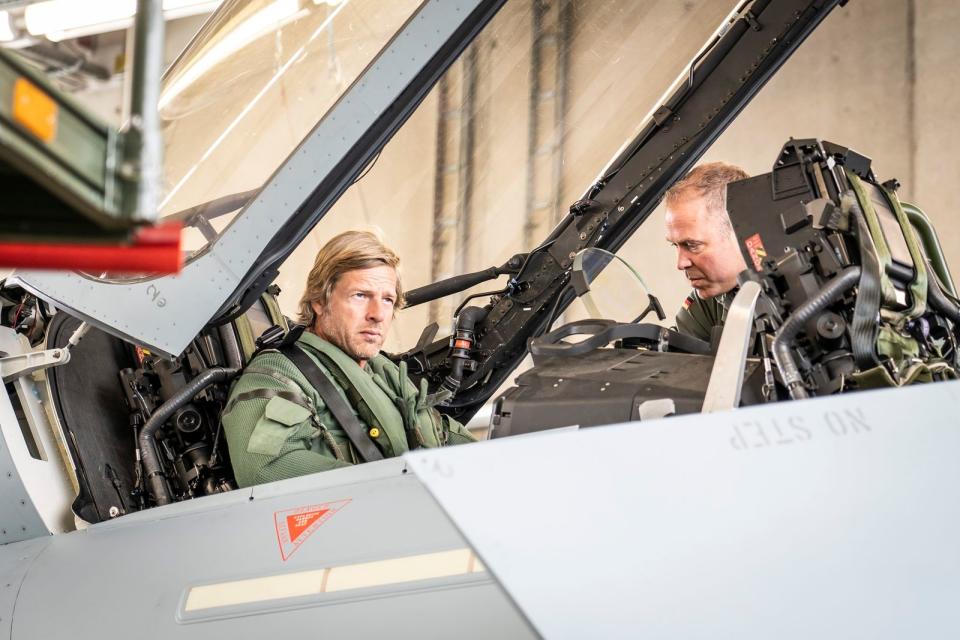 Henning Baum (links) nimmt für ein echtes Manöver im Kampfjet Platz.
 (Bild: RTL / Thorsten Weber/Luftwaffe)