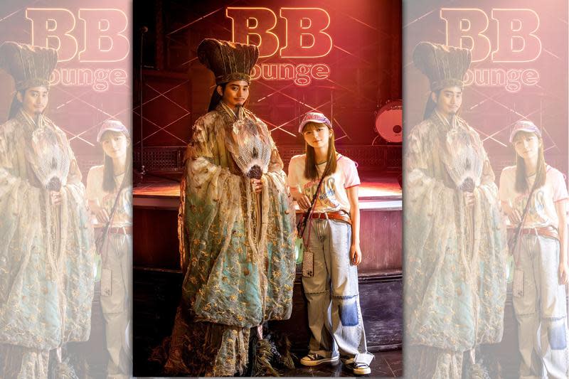 《派對咖孔明》女主角「月見英子」由日本女星上白石萌歌（右）演出，與飾演「諸葛孔明」的向井理（左）形成超萌身高差。（翻攝自Twitter@paripikoumei_cx）