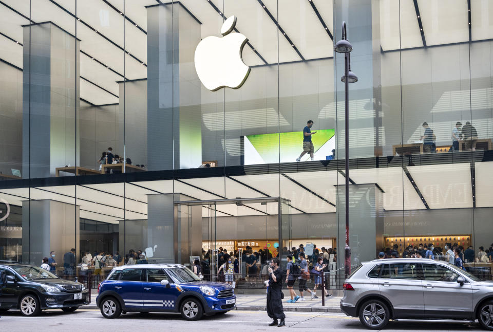 HONG KONG, CHINA - 2021/08/10: American multinational technology company Apple store seen in Hong Kong. (Photo by Budrul Chukrut/SOPA Images/LightRocket via Getty Images)