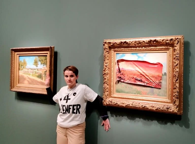 Esta foto tomada 1 de junio de 2024 y difundida el colectivo Riposte Alimentaire muestra a una activista posando tras cubrir con una pegatina un cuadro de Claude Monet en el Museo de Orsay, en París, Francia (Handout)