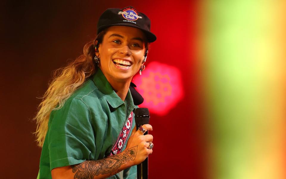 Auch Tash Sultana möchte nicht als "he" ("er") oder "she" ("sie") angesprochen werden. Der australisch-maltesische Musik-Star, der 2021 mit "Terra Firma" auf Platz sieben der deutschen Albumcharts landete, fühlt sich keinem Geschlecht zugehörig und legt großen Wert auf die Verwendung des Pronomens "they". (Bild: 2021 Getty Images/Graham Denholm)