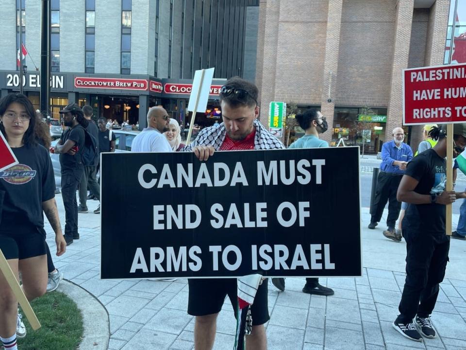 Protesters in downtown Ottawa on Wednesday, Aug. 10, 2022, called on the Canadian government to stop selling arms to Israel. (Uday Rana/CBC - image credit)