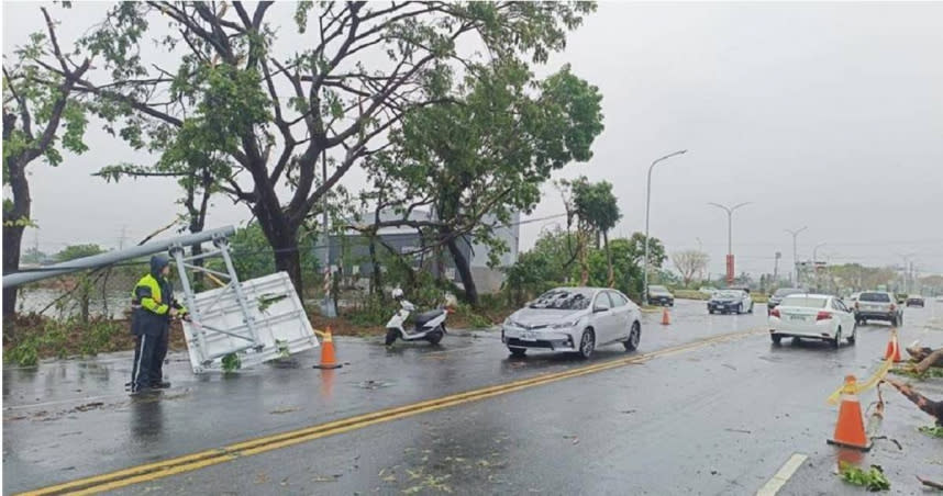 高雄地區今早遭到暴雨狂轟，導致路竹、岡山及湖內等地區共3266戶大停電。（圖／報系資料照）