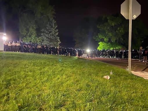 警方出動上百名警力戒備兇警住處，以防民眾暴動。（圖／翻攝自推特）