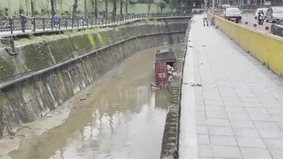 貨櫃車轉彎過快貨櫃翻落溪床 險砸中2路人