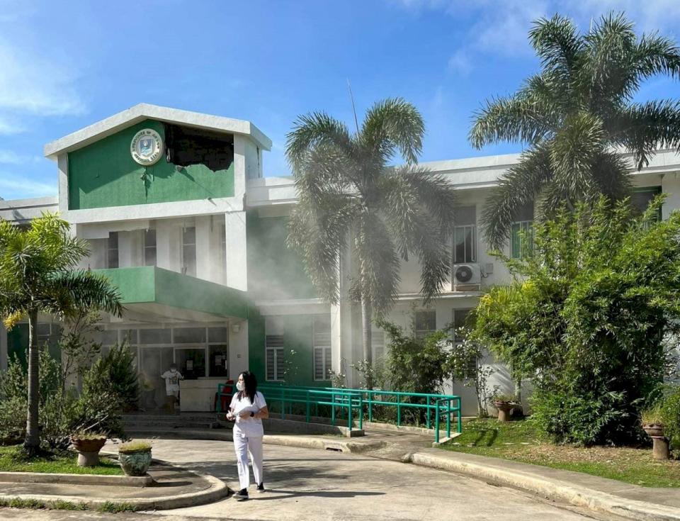 菲律賓艾布拉省省長伯諾斯(Joy Bernos)在社群上分享當地醫院在強震後受損照片。(FB/@Joy Bernos)