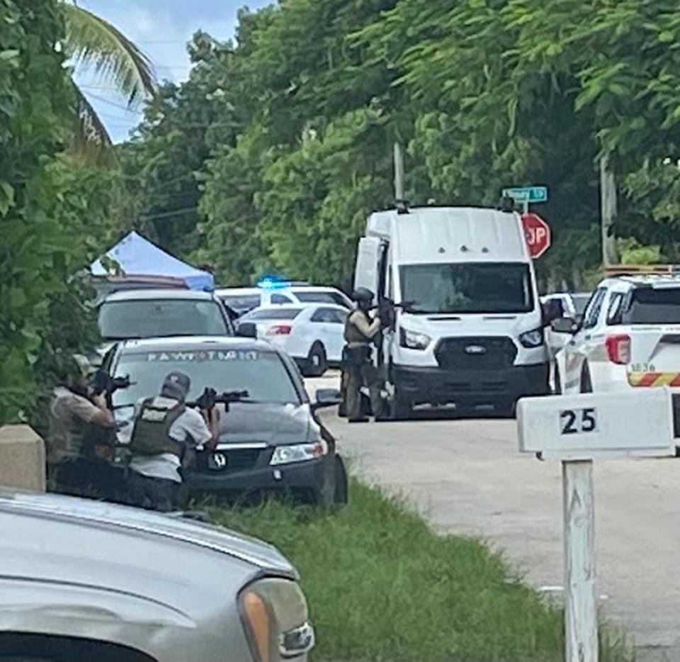 Agentes de la Policía del Condado Monroe estuvieron involucrados en un enfrentamiento afuera de una casa en Cayo Largo, el lunes 25 de septiembre de 2023.