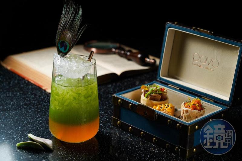 招牌餐酒組合「Pavo suitcase 帶你去旅行」，以法式小點搭配「PAVO孔雀」調酒，以百香果、石蓮花調成的草本香氣，清爽好落喉。（620元／組）