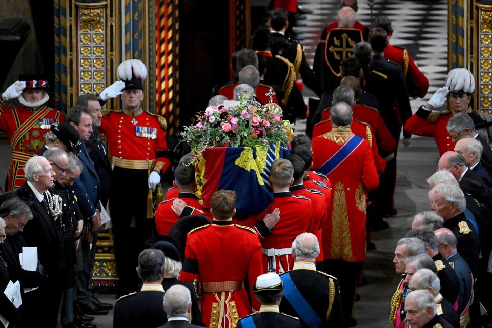 <p>Là, dans le silence de l'Abbaye de Westminster et sous les yeux émus de tous et toutes, le cercueil d'Elizabeth II fait son entrée, suivi des enfants et petits-enfants de la défunte monarque. L'émotion est palpable. (Photo by Gareth Cattermole / POOL / AFP) (Photo by GARETH CATTERMOLE/POOL/AFP via Getty Images)</p> 