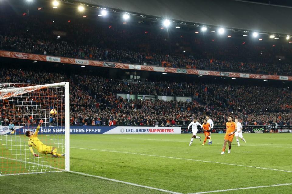 <p>ET DE 2-0 ! D’une Panenka, Memphis Depay double la mise dans le temps additionnel en réussissant un penalty sifflé suite à une faute de Moussa Sissoko dans la surface. (crédit Getty) </p>