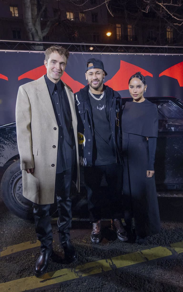 Robert Pattinson y Zoë Kravitz sorprendieron a uno de los mayores fans de Batman, Neymar Jr, con el batimóvil de la película The Batman, de próximo estreno

