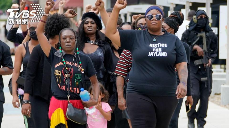 阿克倫市非裔社區上街為沃克爭取正義。（圖／達志影像美聯社）