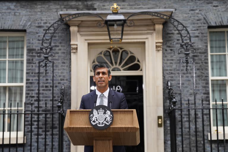 25 October 2022, United Kingdom, London: Newly-appointed British Prime Minister Rishi Sunak delivers a statement outside 10 Downing Street, after meeting King Charles III and accepting his invitation to form a new government. Photo: Stefan Rousseau/PA Wire/dpa