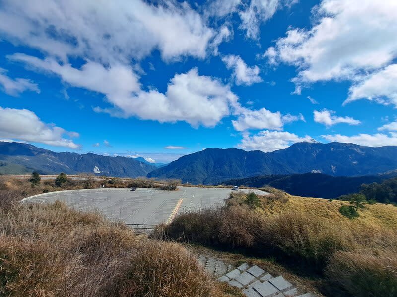 合歡山小風口下停車場施工 太魯閣國家公園合歡山區杜鵑花陸續綻放，太魯閣國 家公園管理處表示，遊客使用小風口停車場停放車輛 前往合歡北峰賞花時，可能因工程施工原因造成困 擾，呼籲遊客停車依現場人員指示。 （太魯閣國家公園管理處提供） 中央社記者李先鳳傳真  113年4月14日 