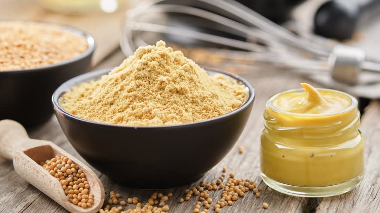 Mustard powder and condiment