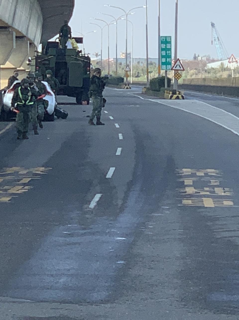 國軍269旅部隊1輛雲豹裝甲車和一台白色轎車發生碰撞。（圖／翻攝自記者爆料網）