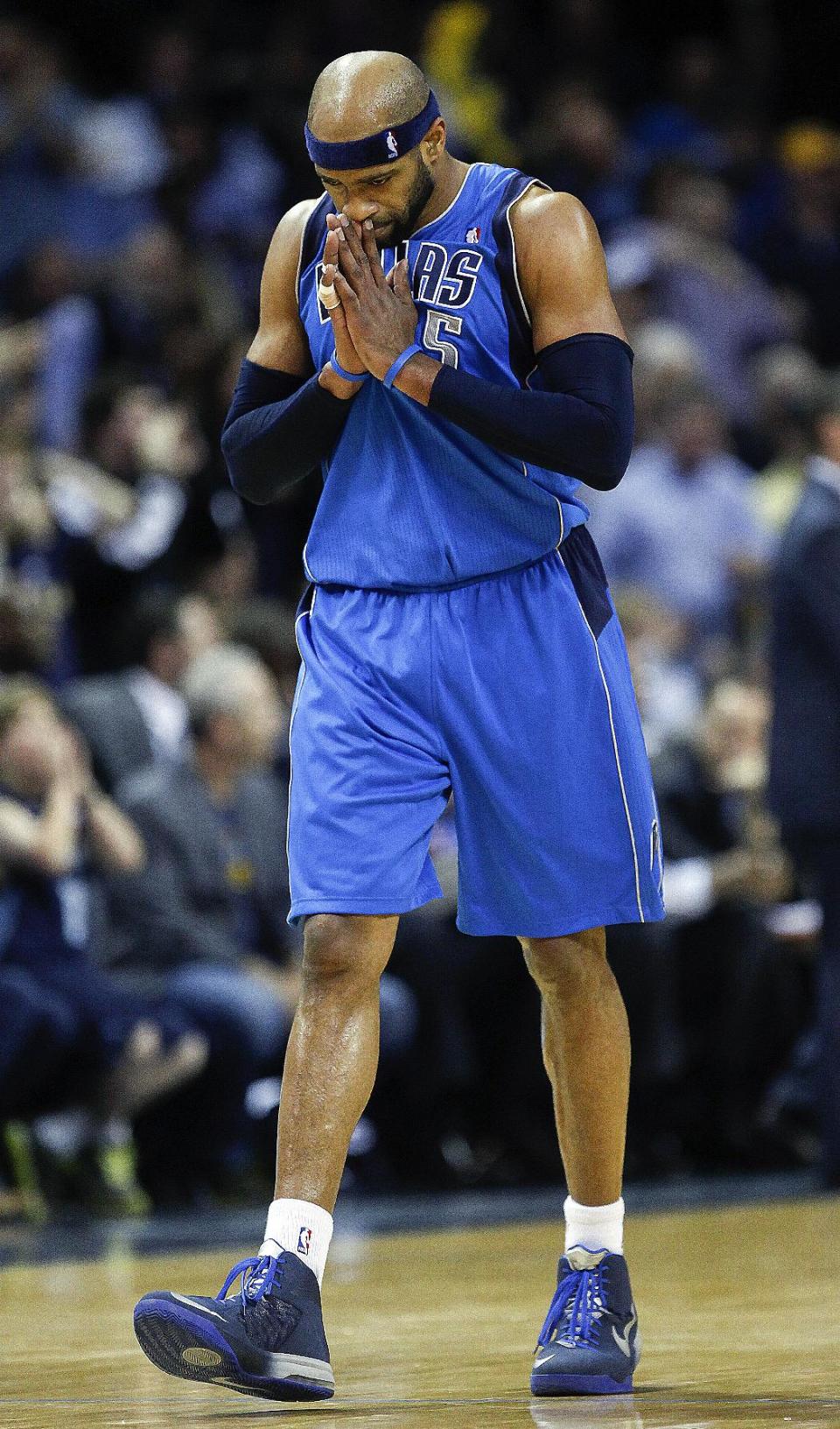 iDallas Mavericks guard Vince Carter pauses during the second half against the Memphis Grizzlies in an NBA basketball game Wednesday, April 16, 2014, in Memphis, Tenn. The Grizzlies won 106-105. (AP Photo/Lance Murphey)