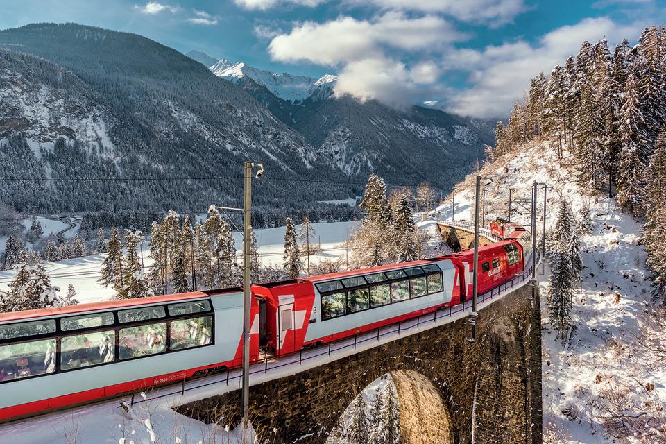 glacier express auf dem schmittenviadukt, graubuenden