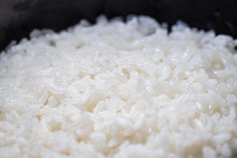 網友表示用「氣泡水」來煮飯，就能讓米飯變得Q彈又不黏。（示意圖，pakutaso）