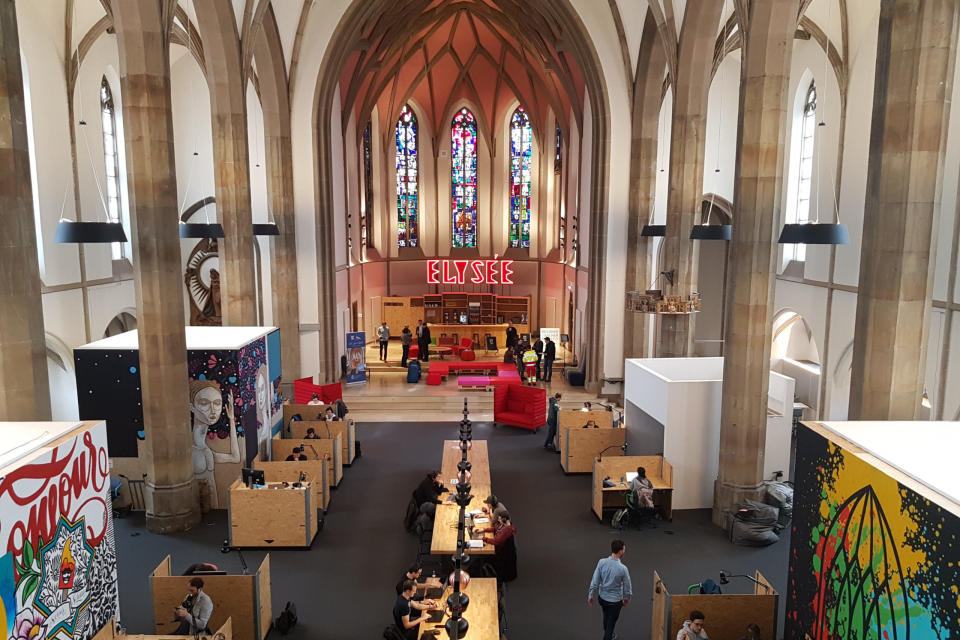 Co-Working bei Gott: Im ehemaligen Kirchenschiff der Digitalchurch in Aachen arbeiten Studierende heute an ihren Startup-Ideen.  - Copyright: Digitalhub