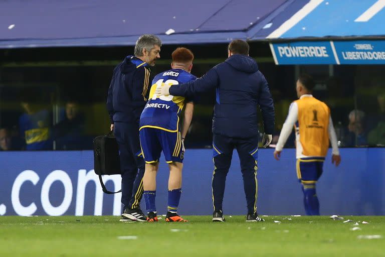 Preocupación en Boca: Valentín Barco se retira lesionado en el comienzo del segundo período, porque no se recuperó de un foul de Tobías Rubio.