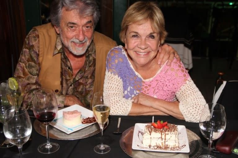 Virginia Lago y Héctor Gióvine fueron apoyados por sus amigos cuando tomaron la decisión de casarse legalmente