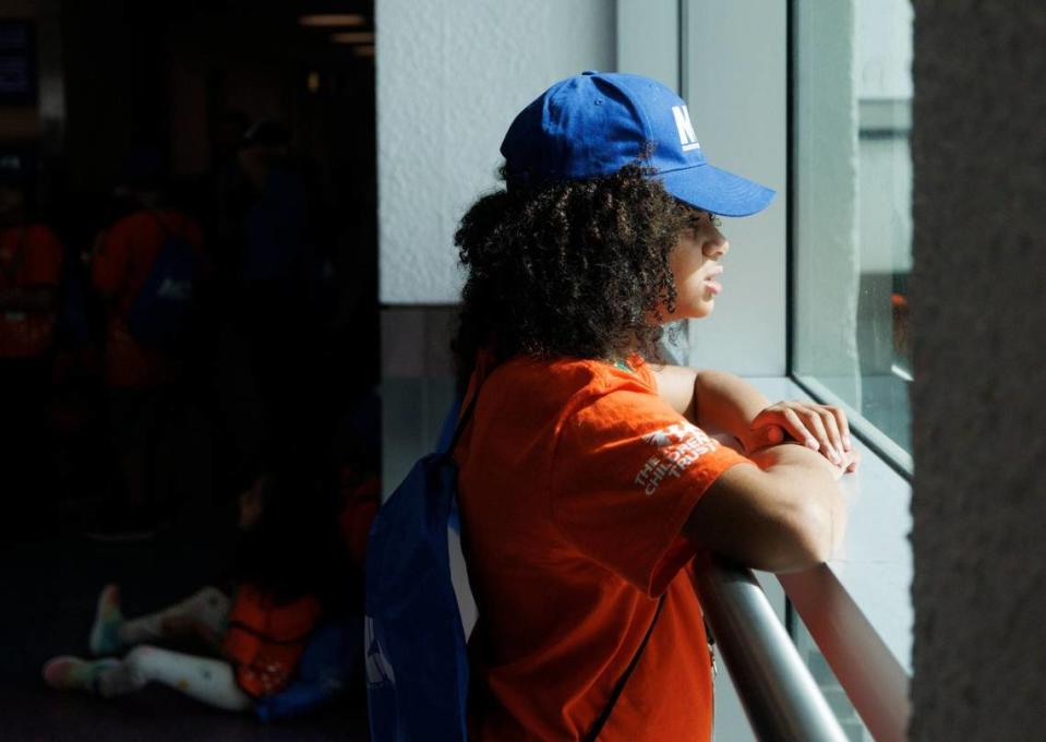 Sophia Pierre, de 10 años, quien es en su mayoría no verbal, viendo por la ventana durante un simulacro de preparación para el aeropuerto con los niños de Easterseals South Florida, para prepararlos para experimentar los viajes aéreos el martes 23 de julio de 2024 en el Aeropuerto Internacional de Miami (MIA). Muchos de los niños tienen autismo u otras discapacidades que pueden hacer que los aeropuertos sean estresantes, por lo que este recorrido les mostró cómo era.